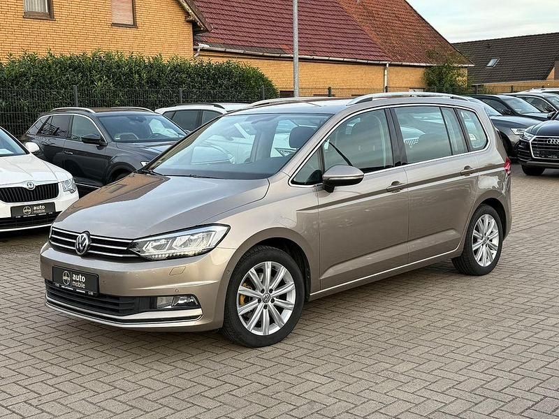 Beige Gebraucht 2016 VW Touran Highline Van / Kleinbus | 17.998 € (Guter Preis) - Bild 1/4