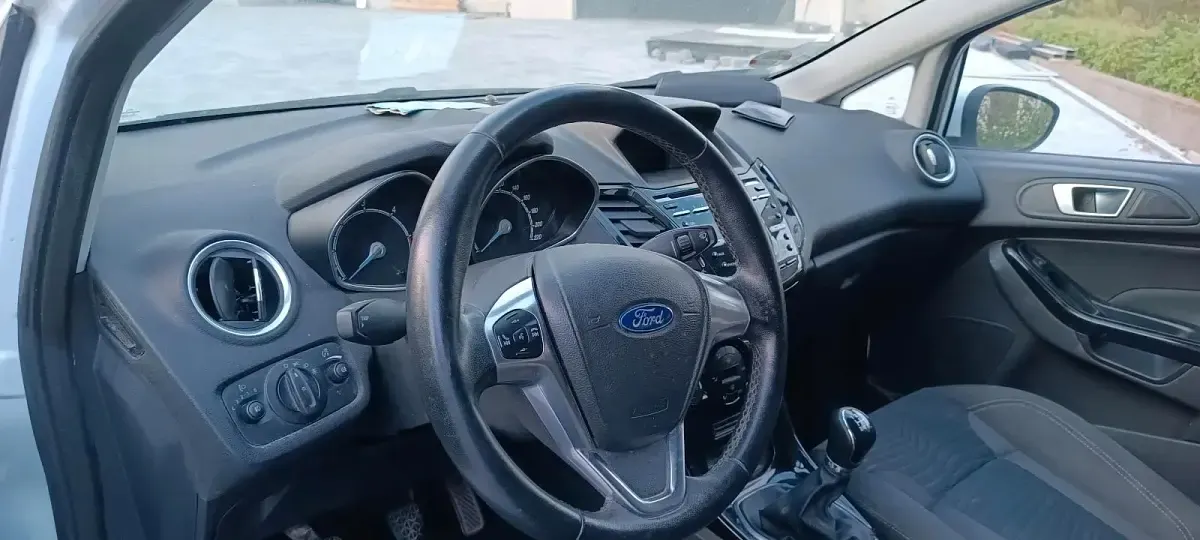 Gebraucht Ford Fiesta 95 PS (69 kW) 2014 Weiß Kleinwagen
