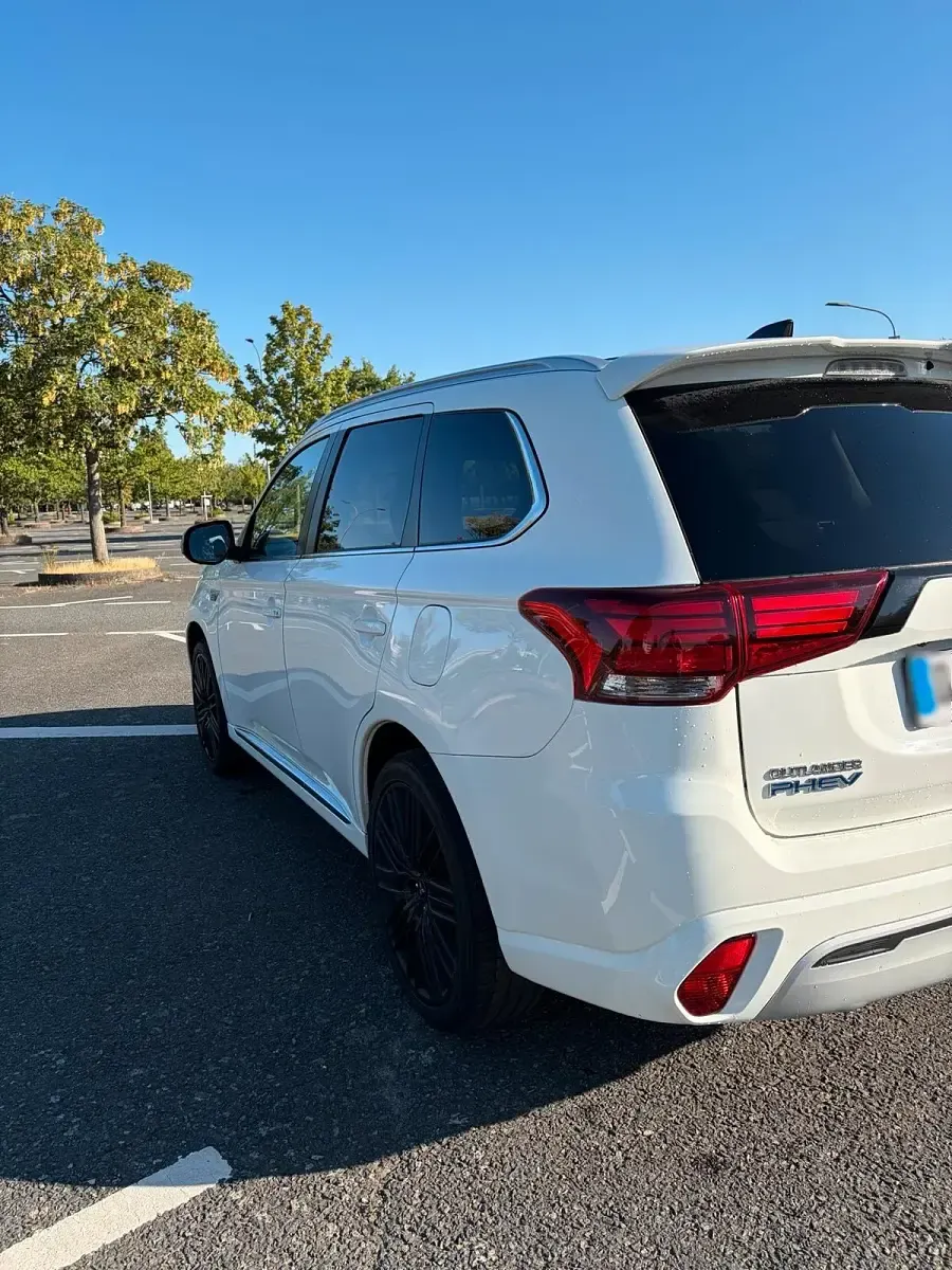 Gebraucht Mitsubishi Outlander P-HEV Basis 224 PS (164 kW) 2020 Weiß SUV