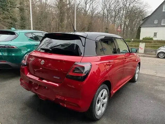 Neu Suzuki Swift Comfort 83 PS (61 kW) 2025 Rot Kleinwagen