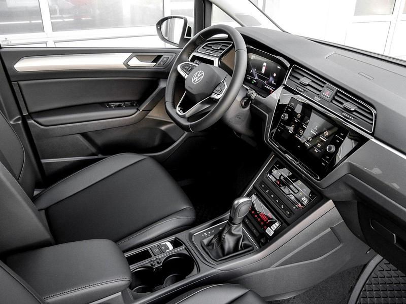 Neu VW Touran Edition 150 PS (110 kW) 2026 Pure white uni Van / Kleinbus