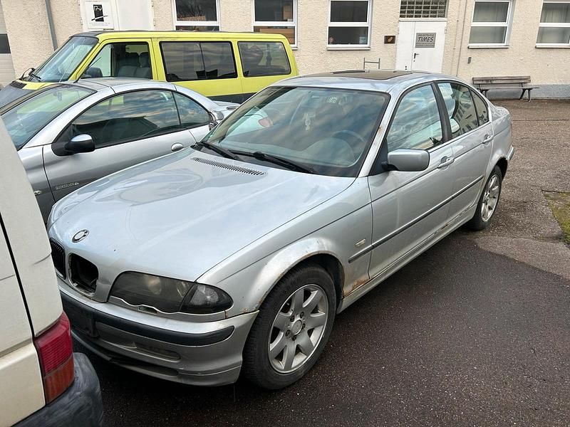 Silber Gebraucht 1999 BMW 320 Limousine | 499 € - Bild 1/4