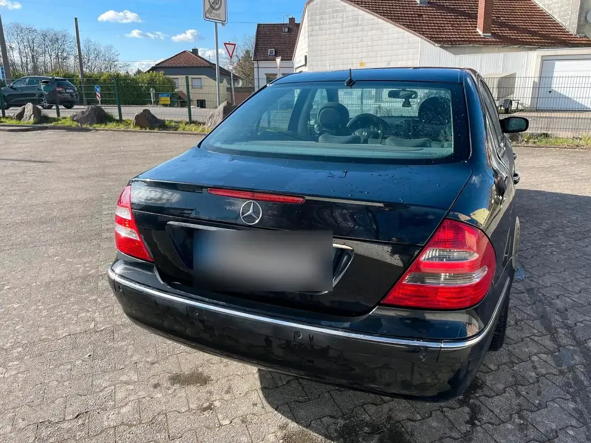 Gebraucht Mercedes E220 150 PS (110 kW) 2004 Schwarz Limousine