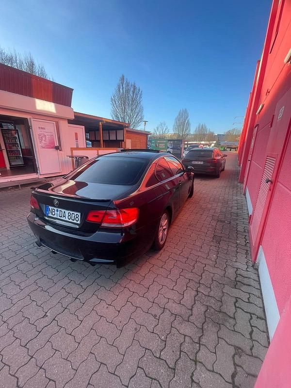 Gebraucht BMW 320 170 PS (125 kW) 2009 Schwarz Coupé