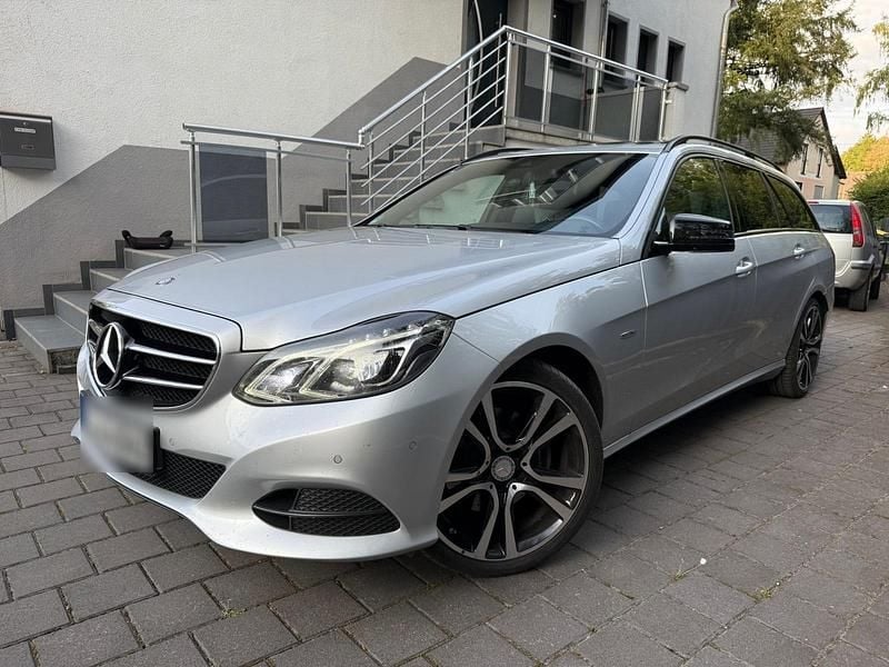 Silber Gebraucht 2016 Mercedes E250 AMG line Kombi | 19.300 € (Fairer Preis) - Bild 1/4
