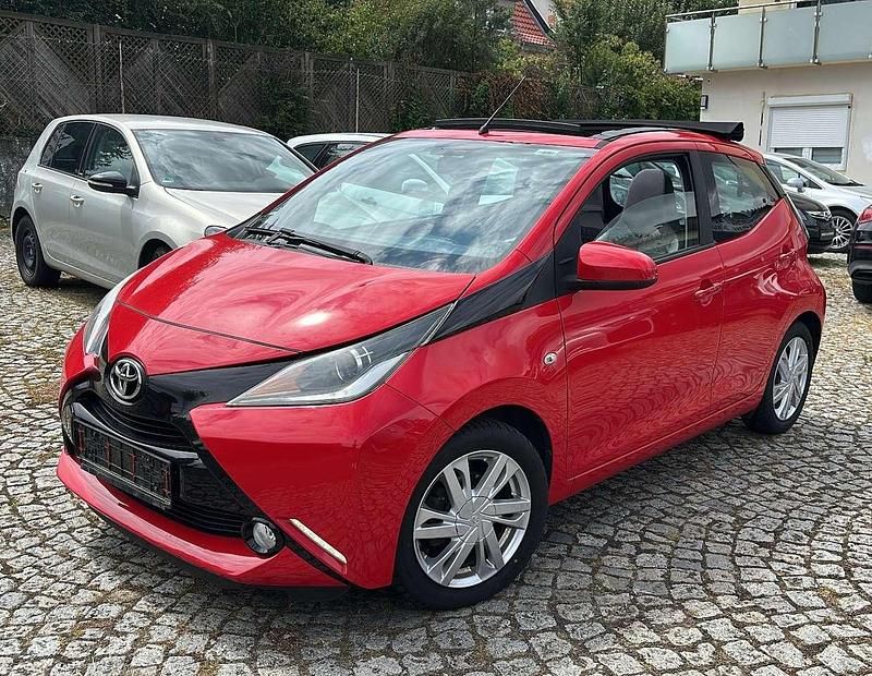 Gebraucht Toyota Aygo X-wave 69 PS (50 kW) 2014 Super red v Kleinwagen