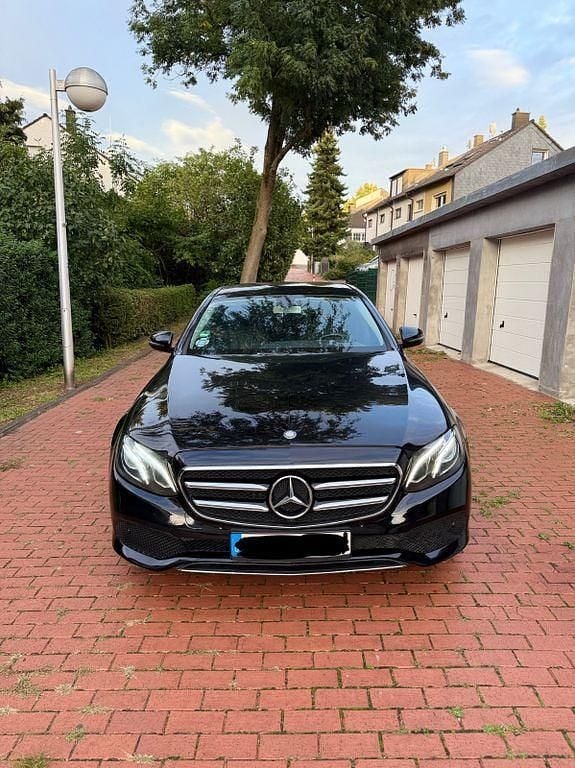 Schwarz Gebraucht 2017 Mercedes E220 Avantgarde Limousine | 19.800 € (Superpreis) - Bild 1/4