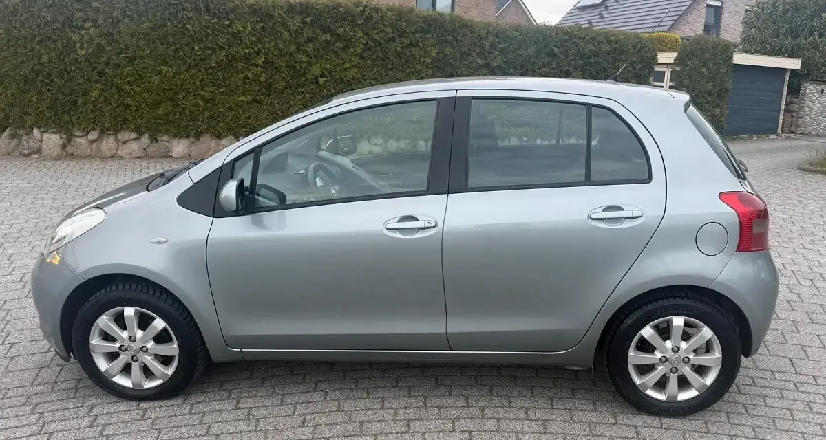 Gebraucht Toyota Yaris 87 PS (63 kW) 2008 Silber Kleinwagen