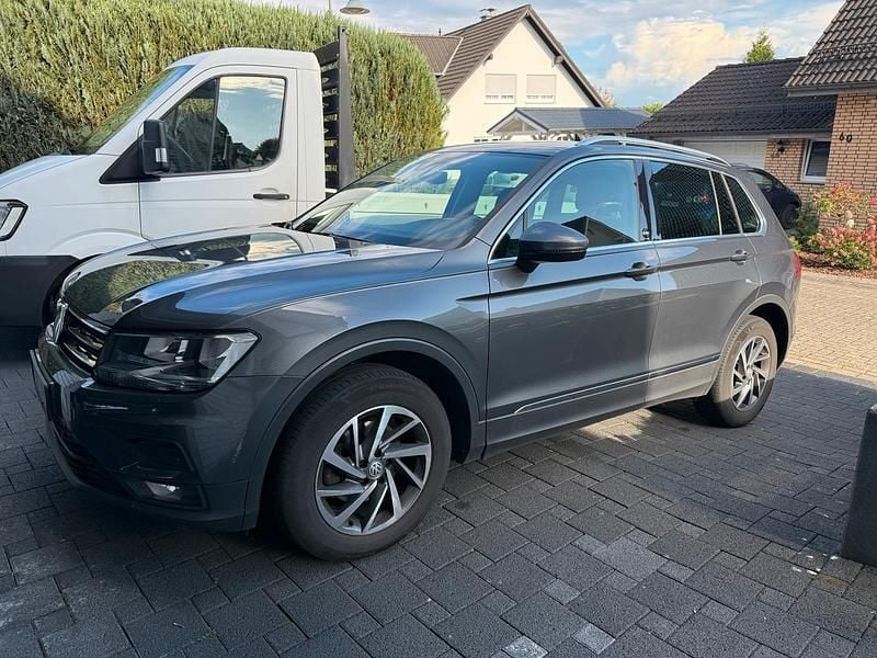 Grau Gebraucht 2017 VW Tiguan SUV | 14.900 € - Bild 1/4