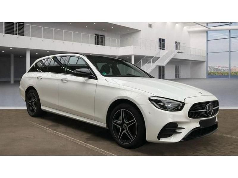 Gebraucht Mercedes E300 AMG 306 PS (225 kW) 2022 Polarweiss Kombi
