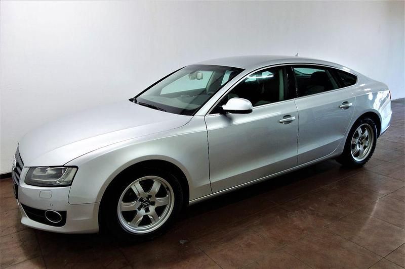 Eissilber metallic Gebraucht 2011 Audi A5 Sportback Ambiente Coupé | 7.500 € - Bild 1/4