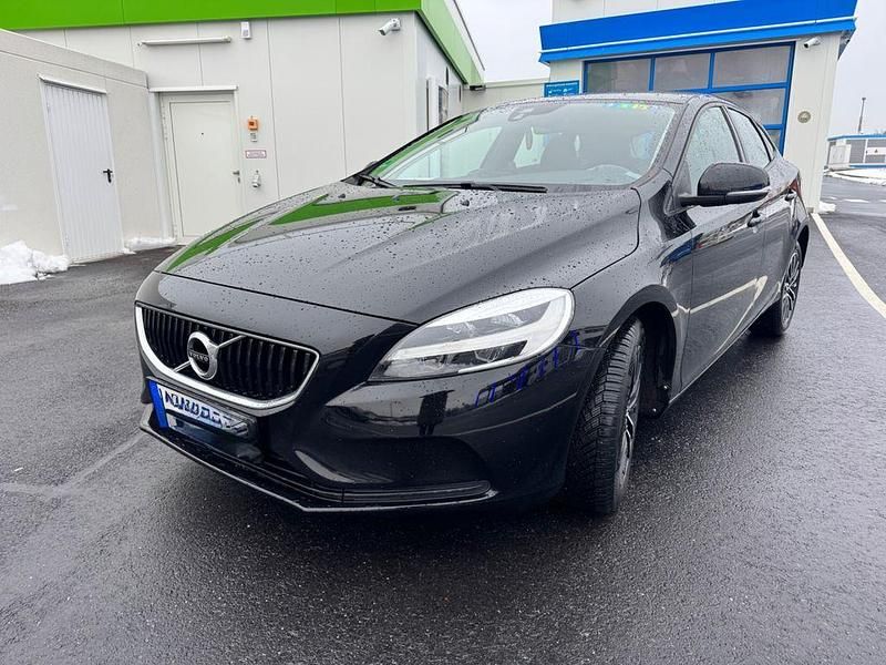 Gebraucht Volvo V40 Momentum 122 PS (89 kW) 2017 Schwarz Limousine