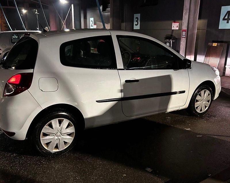 Gebraucht Renault Clio III 75 PS (55 kW) 2009 Weiß Kleinwagen