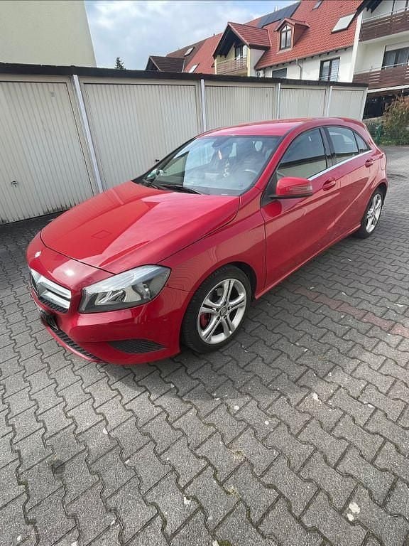 Gebraucht Mercedes A180 122 PS (89 kW) 2012 Rot Limousine