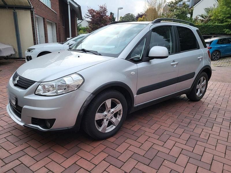 Silber Gebraucht 2009 Suzuki SX4 Style SUV | 5.950 € (Guter Preis) - Bild 1/4