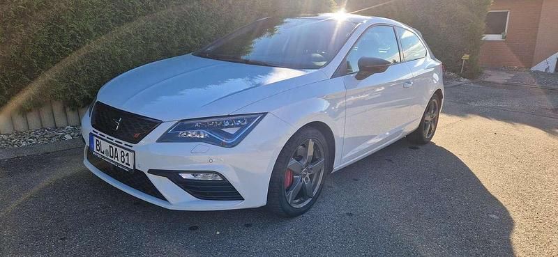 Weiß Gebraucht 2018 Seat Leon SC Kleinwagen | 24.500 € (Fairer Preis) - Bild 1/4
