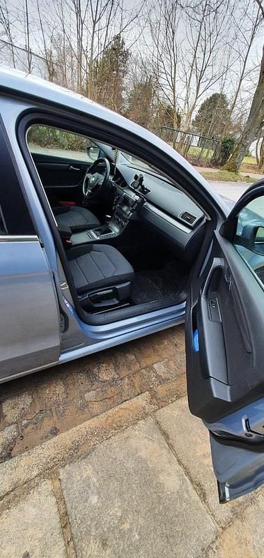 Gebraucht VW Passat 140 PS (102 kW) 2012 Blau Limousine