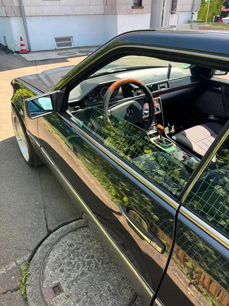 Gebraucht Mercedes E230 136 PS (100 kW) 1989 Schwarz Coupé