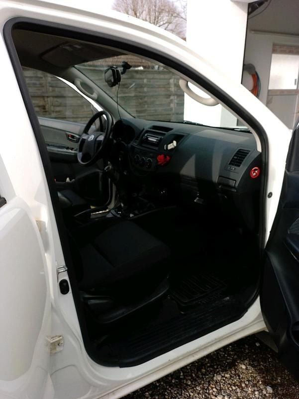 Gebraucht Toyota HiLux 144 PS (105 kW) 2015 Weiß Pickup