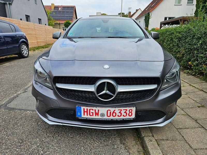 Grau Gebraucht 2016 Mercedes CLA200 Shooting Brake Kombi | 8.500 € (Guter Preis) - Bild 1/4