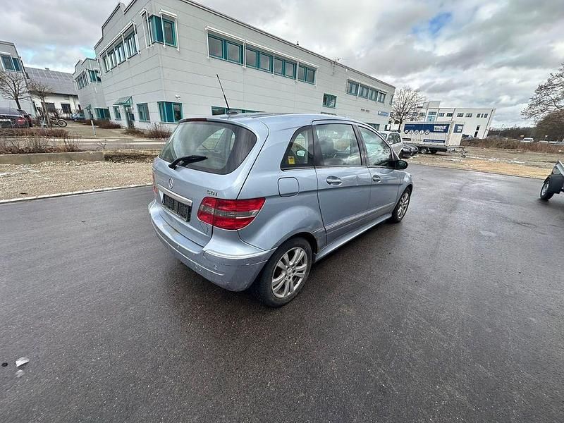 Gebraucht Mercedes B200 140 PS (102 kW) 2006 Silber Van / Kleinbus