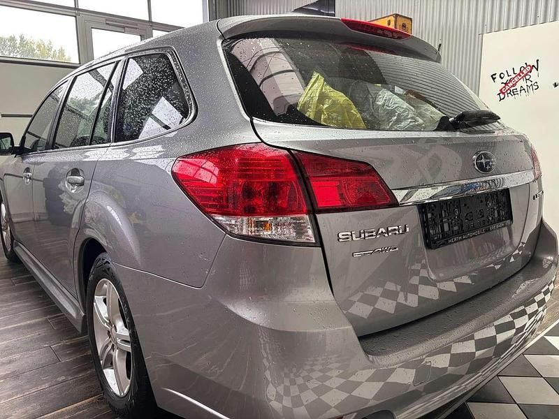 Silber Gebraucht 2011 Subaru Legacy Kombi | 6.999 € - Bild 1/4