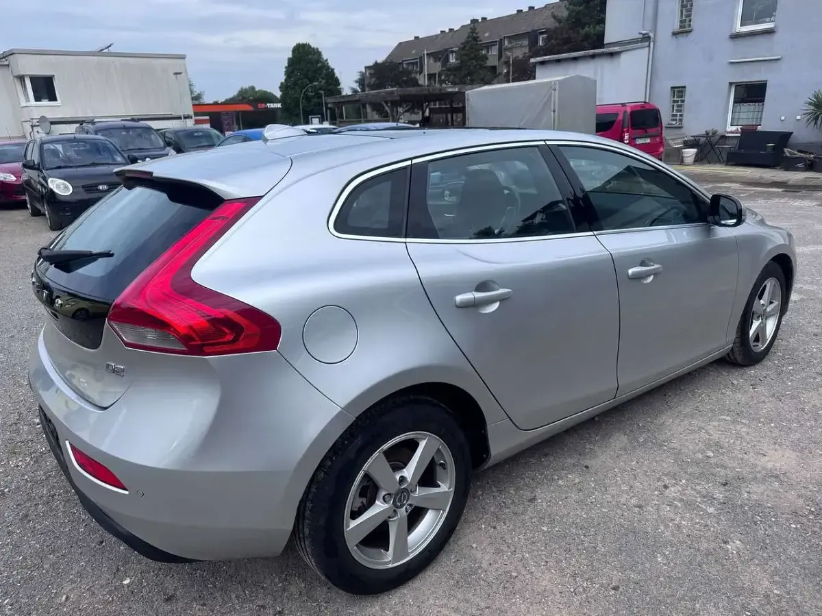 Gebraucht Volvo V40 114 PS (83 kW) 2012 Silber Kleinwagen