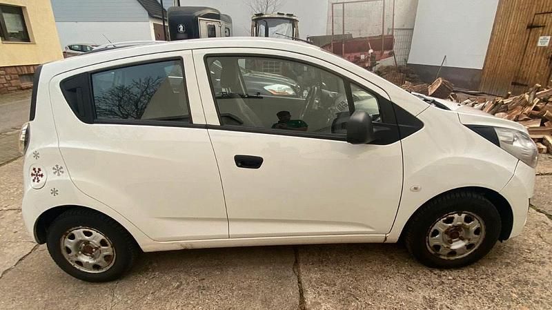 Gebraucht Chevrolet Spark 64 PS (47 kW) 2011 Weiß Kleinwagen