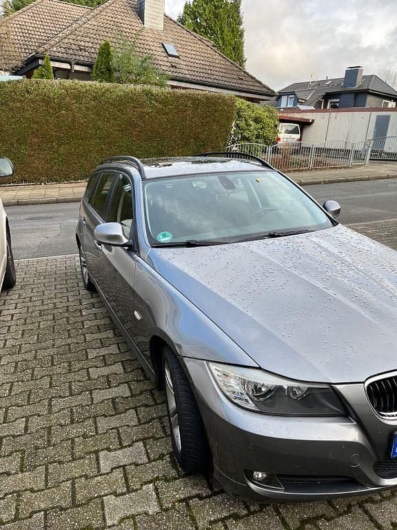 Grau Gebraucht 2009 BMW 318 Kombi | 2.000 € (Superpreis) - Bild 1/4