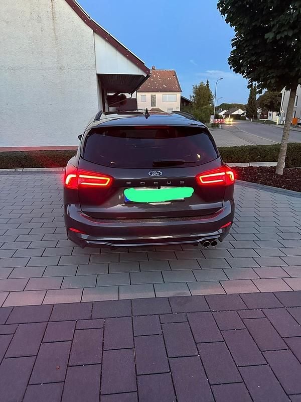 Grau Gebraucht 2021 Ford Focus ST-Line Kombi | 15.750 € (Fairer Preis) - Bild 1/3