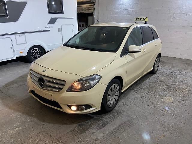 Beige Gebraucht 2014 Mercedes B180 Van / Kleinbus | 3.500 € - Bild 1/4