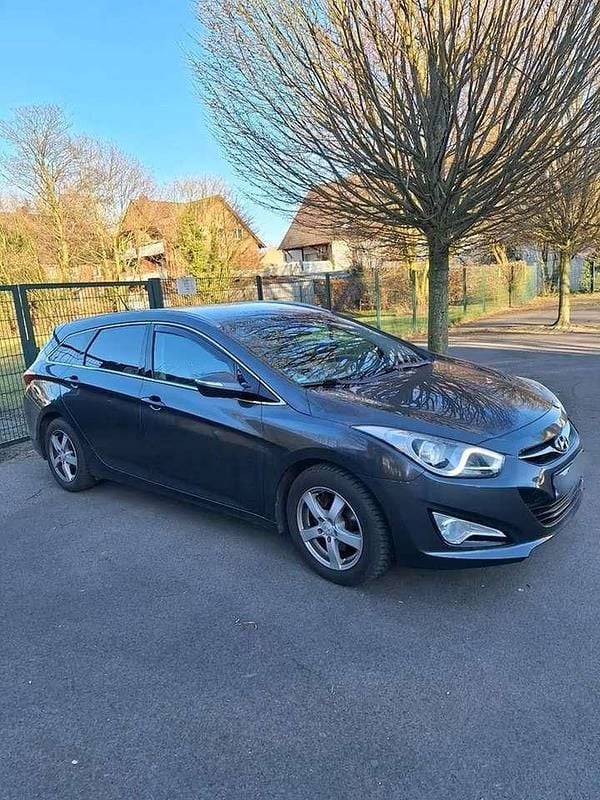 Grau Gebraucht 2012 Hyundai i40 Edition Kombi | 4.600 € (Guter Preis) - Bild 1/4