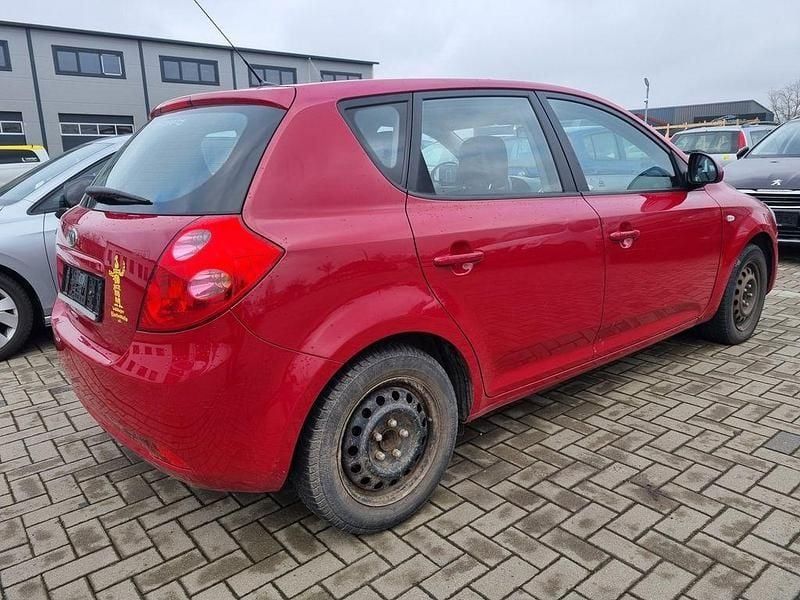 Usado Kia Ceed EX 90 HP (66 kW) 2007 Vermelho Citadino