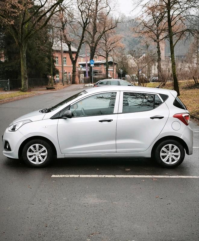 Gebraucht Hyundai i10 67 PS (49 kW) 2015 Silber Kleinwagen