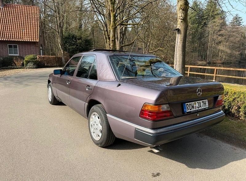 Second-hand Mercedes E260 160 CP (117 kW) 1990 Andere farben Berlinǎ