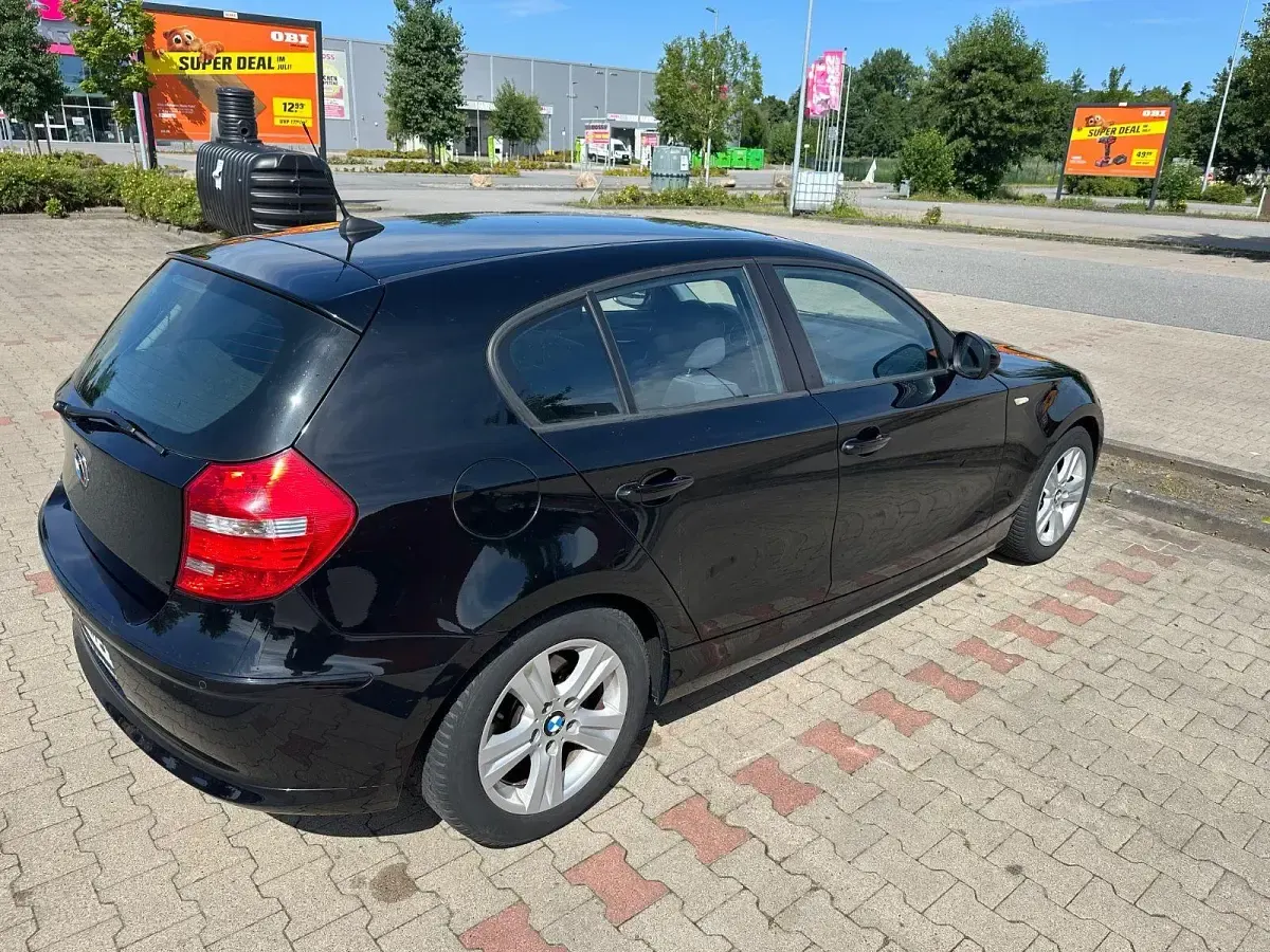 Gebraucht BMW 116 122 PS (89 kW) 2011 Schwarz Kleinwagen
