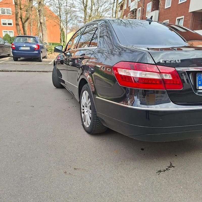 Gebraucht Mercedes E220 170 PS (125 kW) 2009 Schwarz Limousine