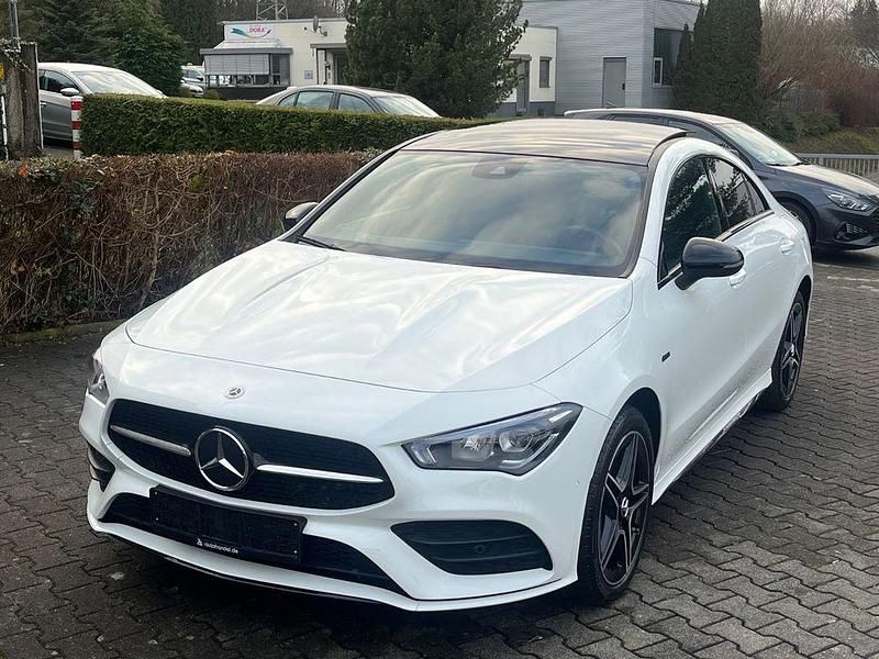 Weiß Gebraucht 2020 Mercedes CLA250e Edition Limousine | 27.500 € (Fairer Preis) - Bild 1/4