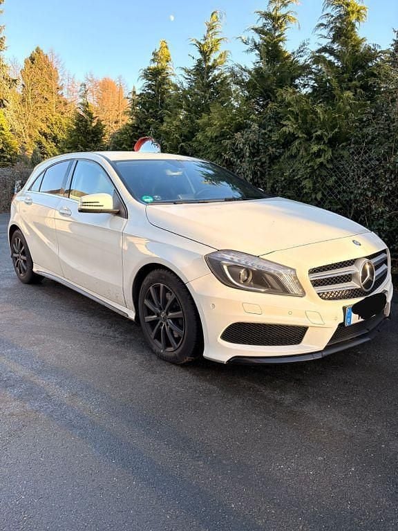 Weiß Gebraucht 2014 Mercedes A200 AMG line Limousine | 11.800 € (Fairer Preis) - Bild 1/4