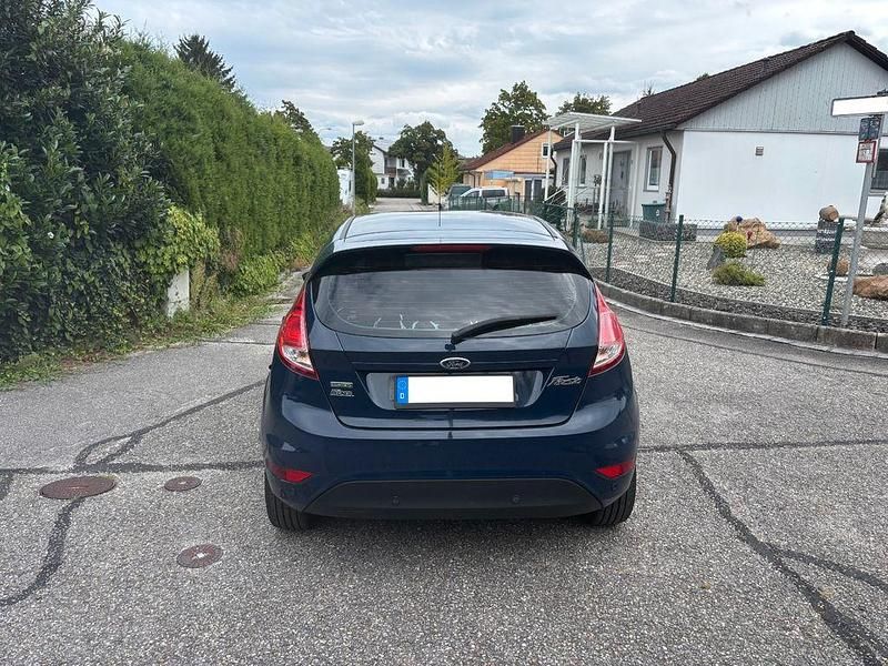 Gebraucht Ford Fiesta Trend 101 PS (74 kW) 2016 Blau Limousine