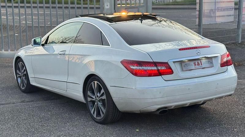 Gebraucht Mercedes E200 184 PS (135 kW) 2010 Weiß Coupé