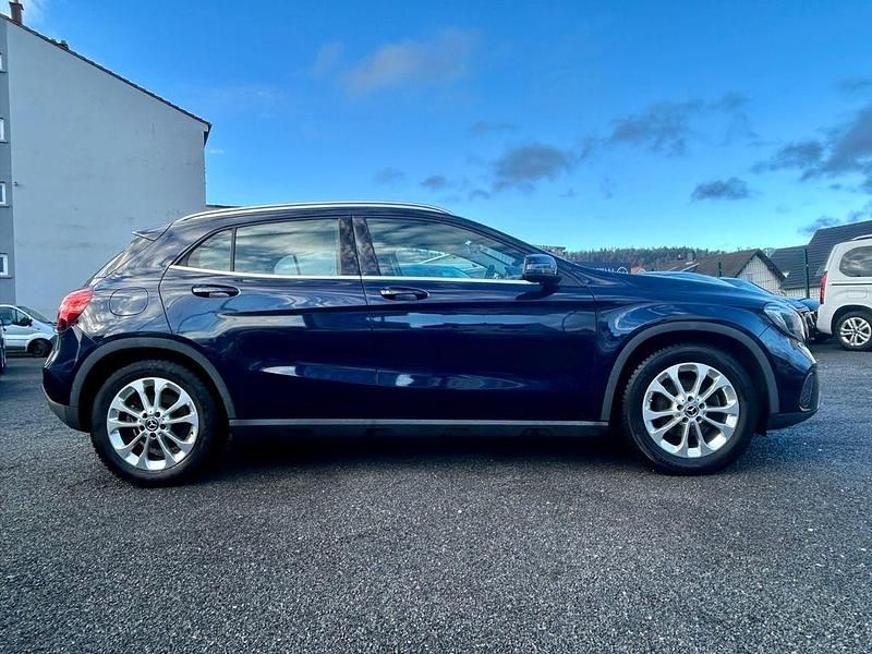 Gebraucht Mercedes GLA200 156 PS (114 kW) 2017 Blau SUV