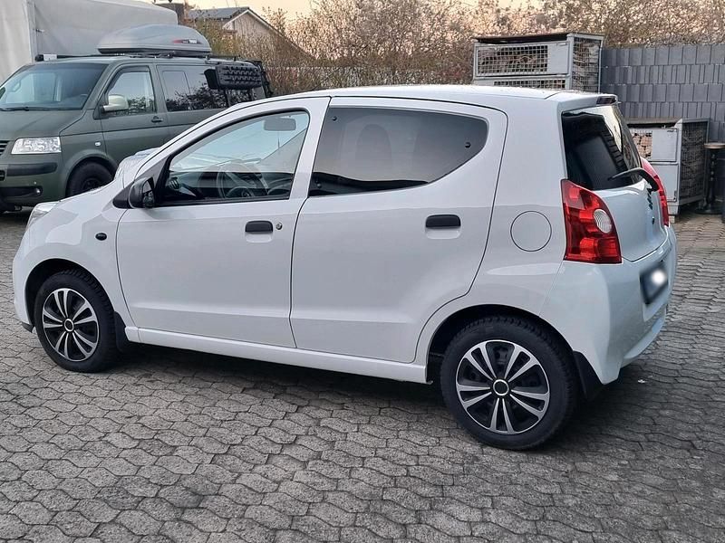 Gebraucht Suzuki Alto 68 PS (50 kW) 2012 Weiß Kleinwagen