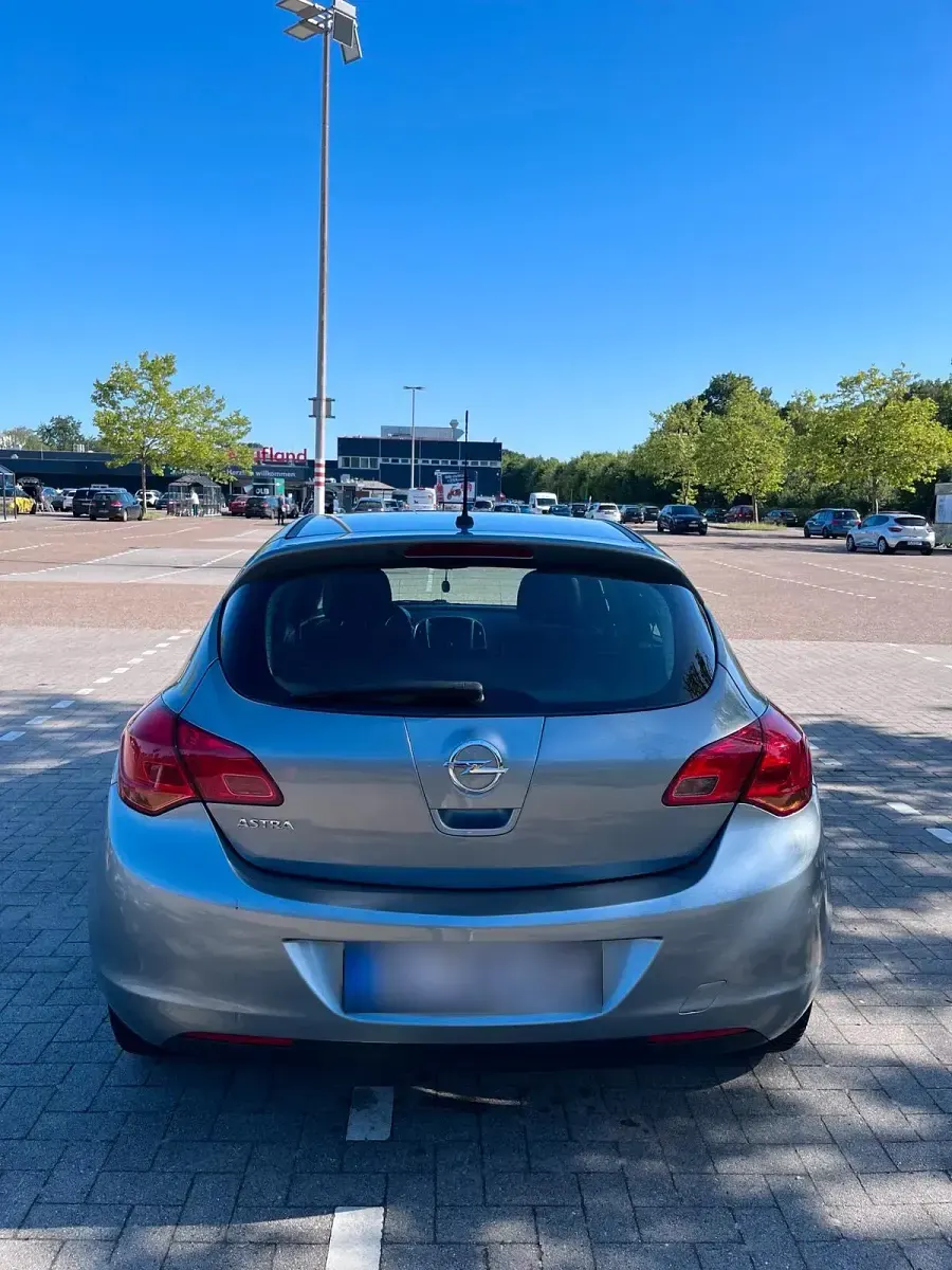 Gebraucht Opel Astra 116 PS (85 kW) 2011 Grau Limousine