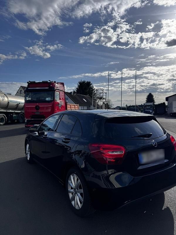 Gebraucht Mercedes A180 109 PS (80 kW) 2016 Schwarz Limousine