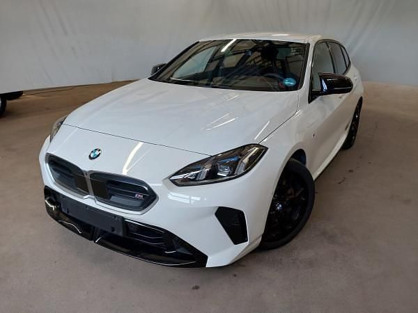 Weiß (alpinweiss iii) Gebraucht 2024 BMW 135 Shadowline Kleinwagen | 40.499 € (Etwas zu teuer) - Bild 1/4