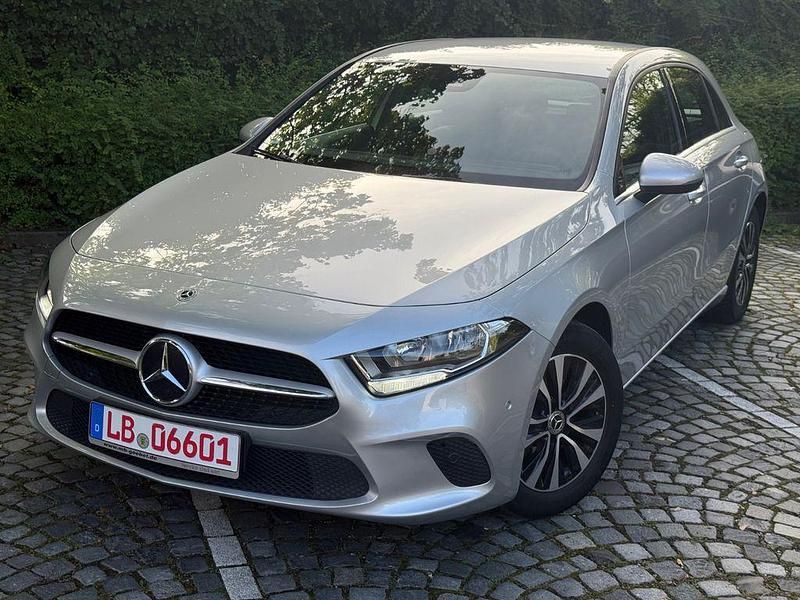 Silber Gebraucht 2022 Mercedes A180 Limousine | 22.350 € (Superpreis) - Bild 1/4