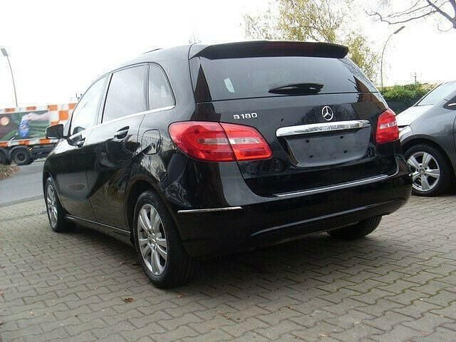 Gebraucht Mercedes B180 122 PS (89 kW) 2014 Schwarz Van / Kleinbus