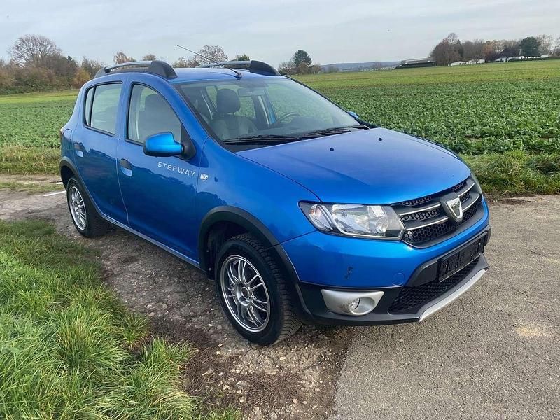 Steppenblau Gebraucht 2015 Dacia Sandero Prestige Kleinwagen | 5.999 € (Superpreis) - Bild 1/4