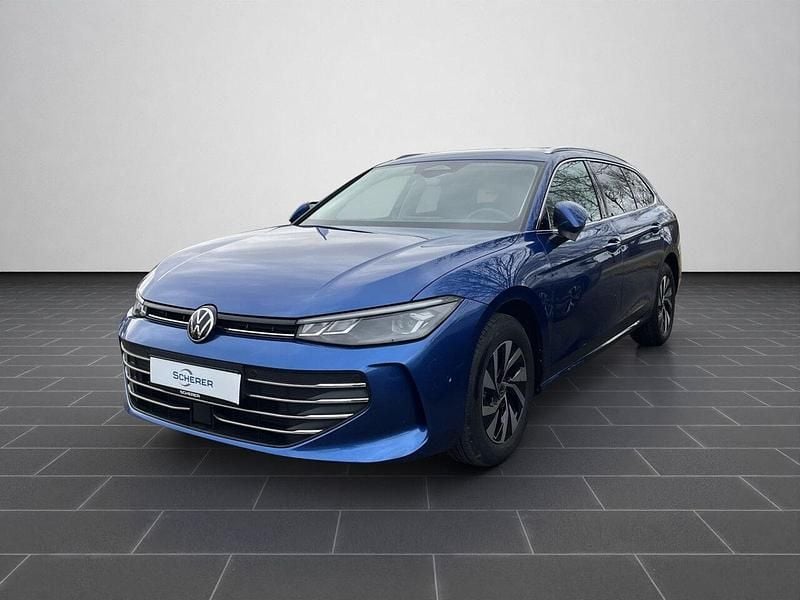 Reef blue metallic (metallic) Gebraucht 2025 VW Passat Business Kombi | 33.990 € (Superpreis) - Bild 1/4